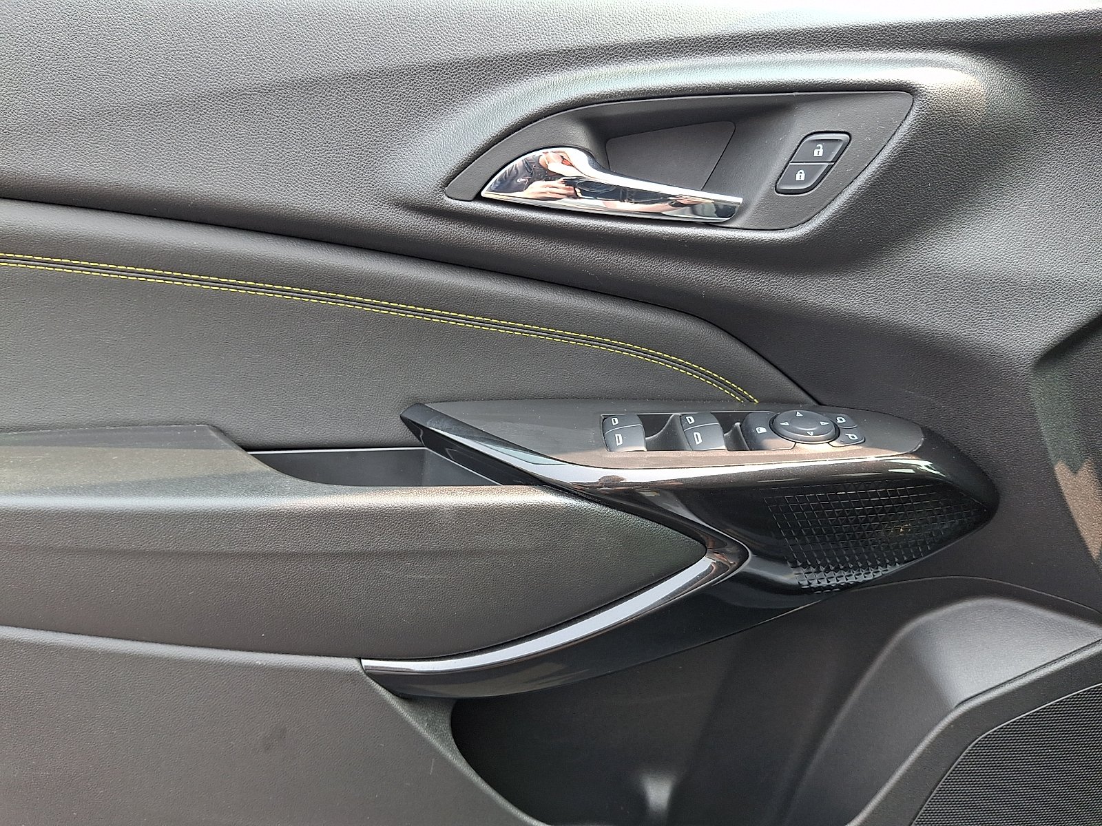Used 2024 Sterling Gray Metallic - GZB Chevrolet FWD ACTIV image 12