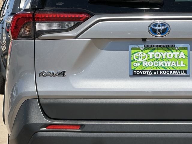 Used 2022 Silver Toyota XLE Premium image 5