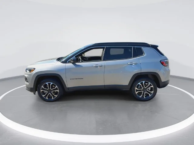Used 2024  Jeep Limited image 5