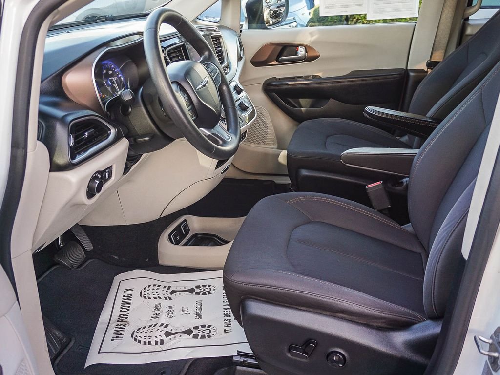 Used 2017 White Chrysler Touring image 18