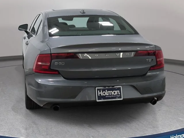 Used 2018 Gray Volvo T5 Momentum image 7