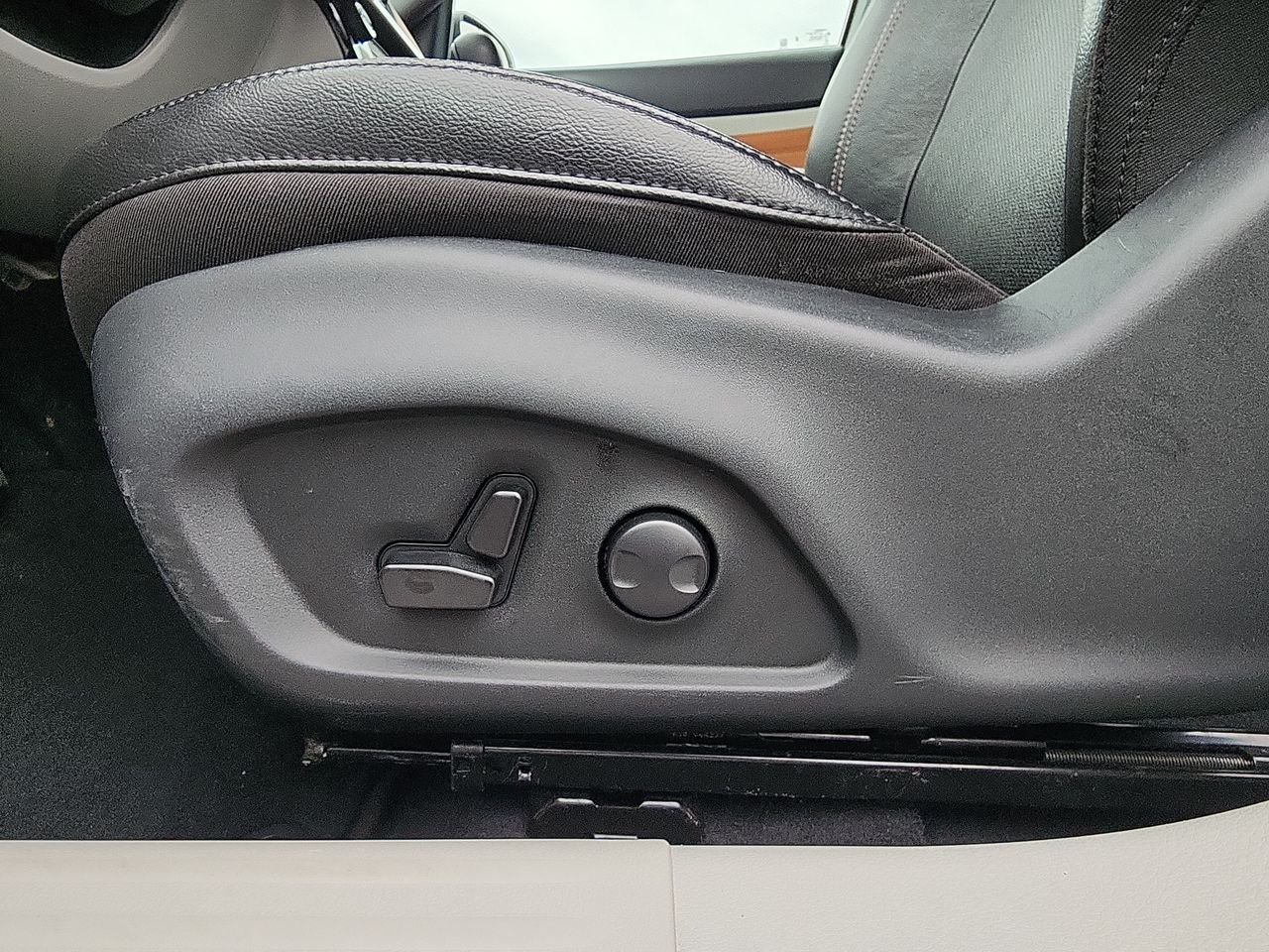 Used 2023 White Jeep Limited image 12