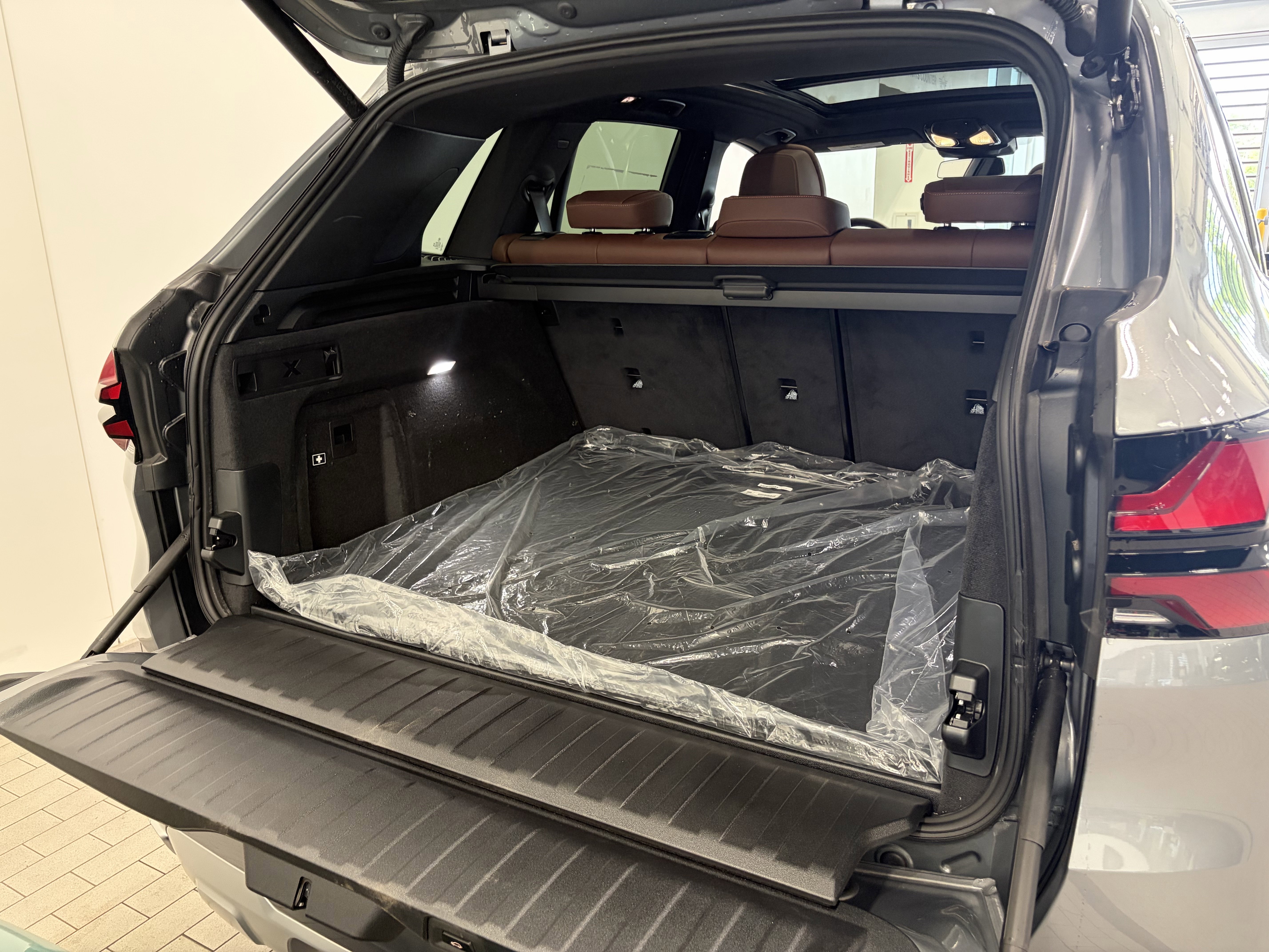 Used 2026 SKYSCRAPER GREY M BMW xDrive40i image 7