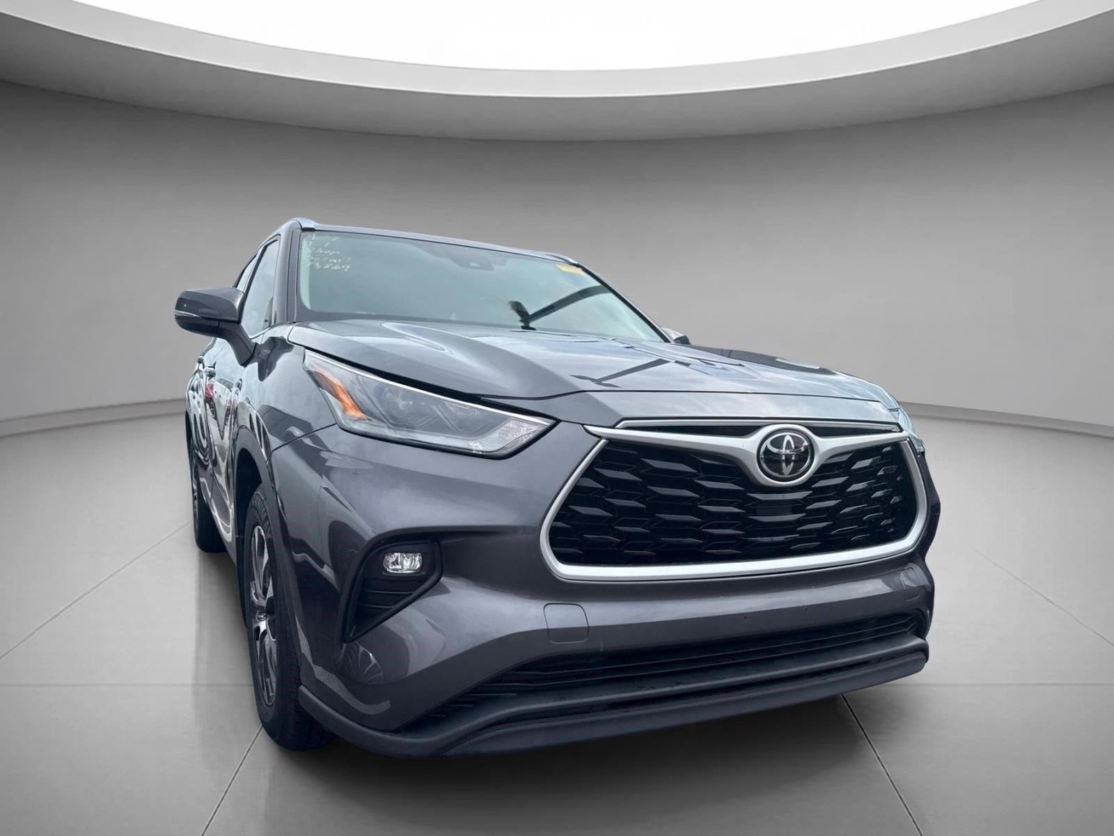 Used 2021 Magnetic Gray Metallic Toyota XLE image 23