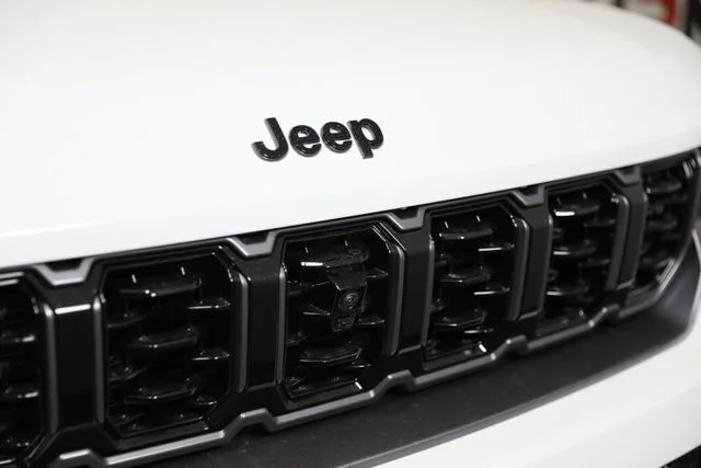 New 2026 Bright White Clear-Coat Exterior Paint Jeep Summit image 25