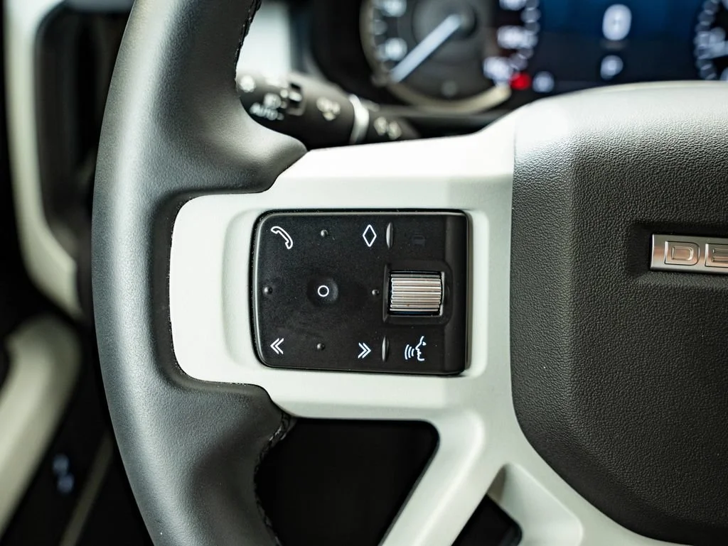 Used 2023 Black Land Rover S image 26