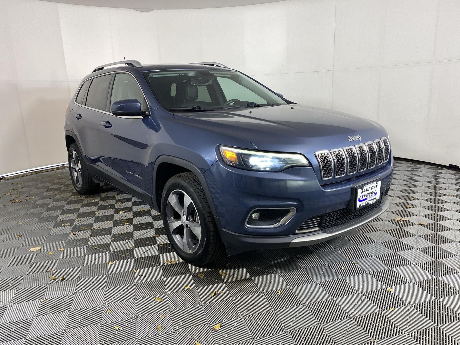 Used 2019 Blue Shade Pearlcoat Jeep Limited image 11