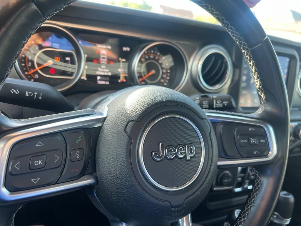 Used 2020 Bright White Clearcoat Jeep Unlimited Sahara image 25