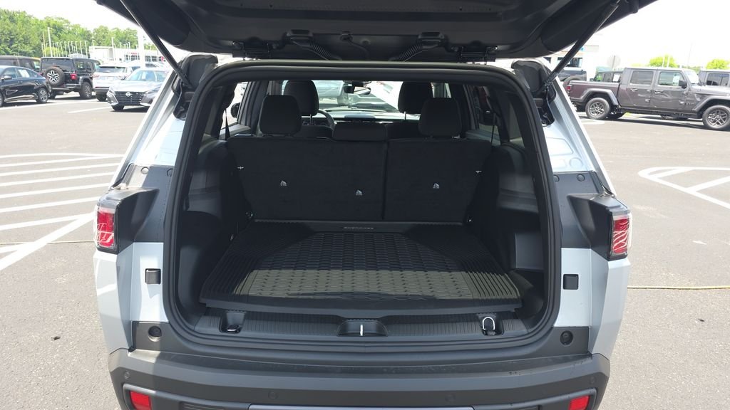 New 2026 Silver Zynith Clear-Coat Exterior Paint Jeep Laredo image 9