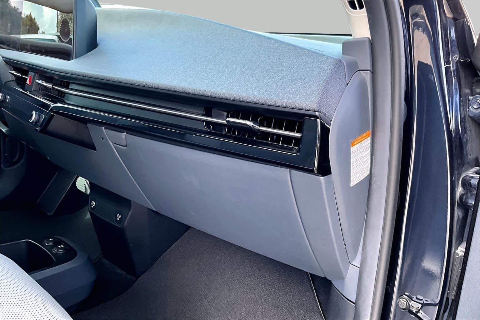 Used 2022 Gravity Blue Kia Wind image 16