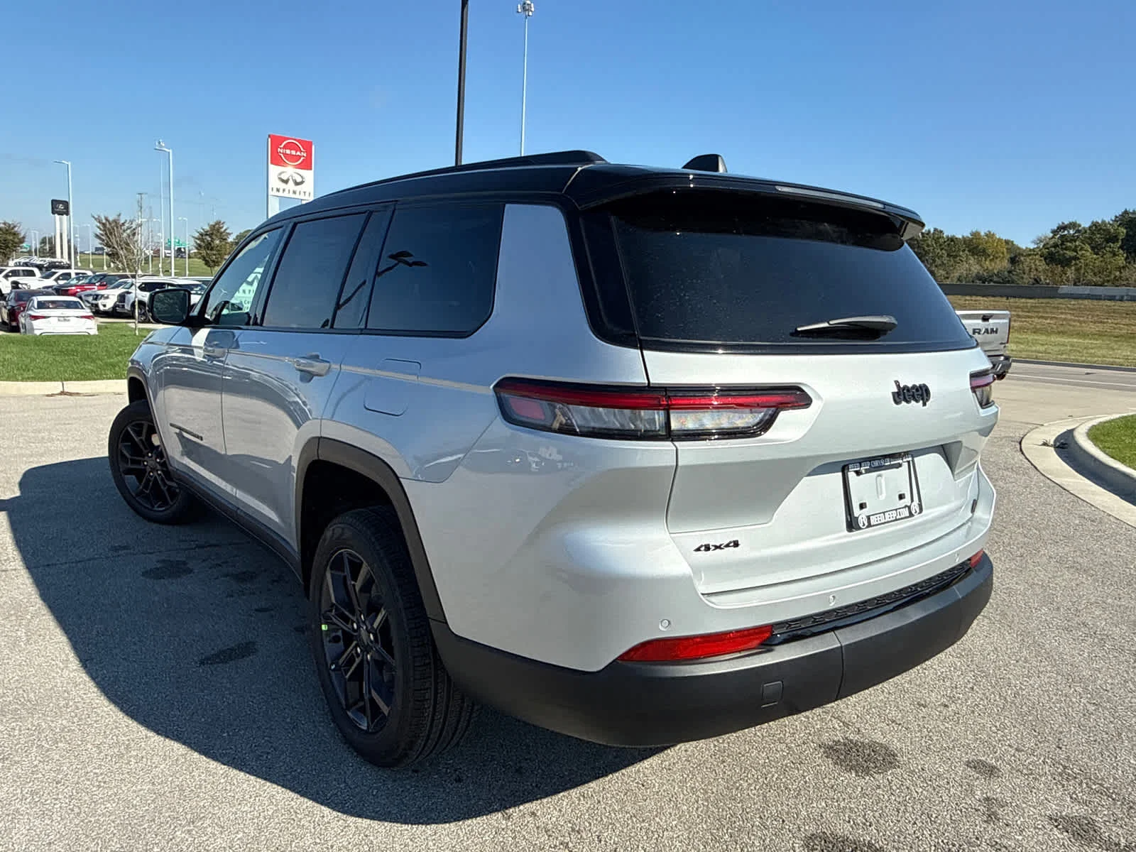 New 2025 Silver Zynith Exterior Paint Jeep Limited image 7