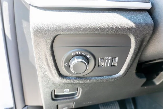 New 2026 Bright White Clear-Coat Exterior Paint Jeep Altitude image 17