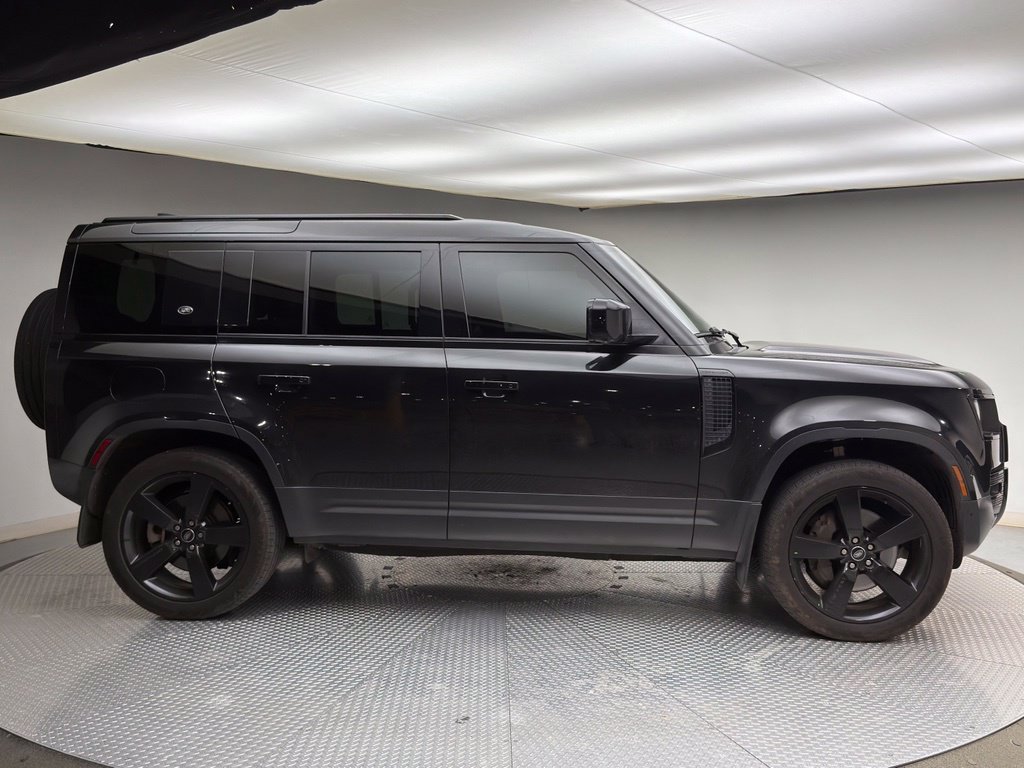 Used 2022 Santorini Black Metallic Land Rover SE image 4