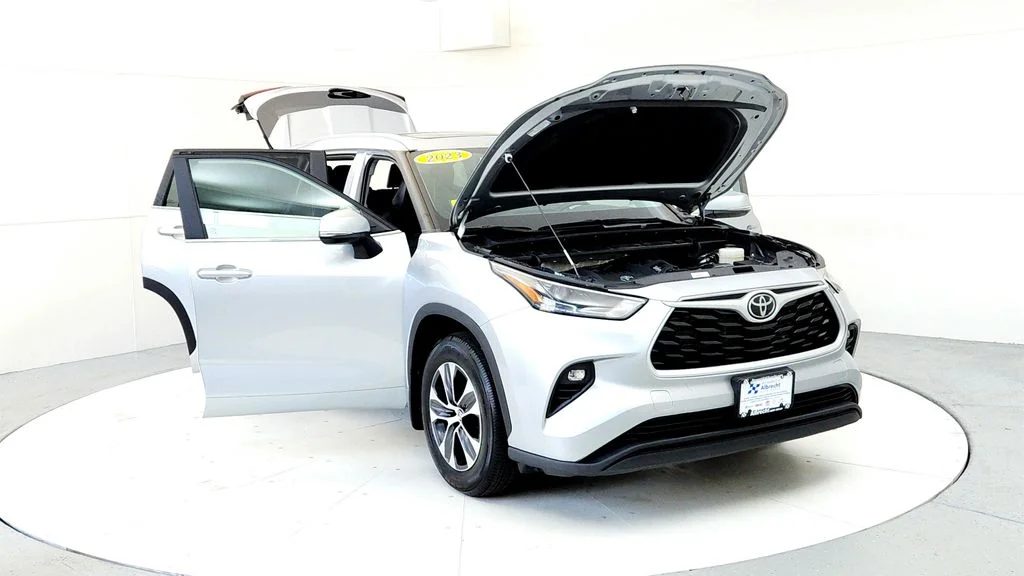 Used 2023 Silver Toyota XLE image 9