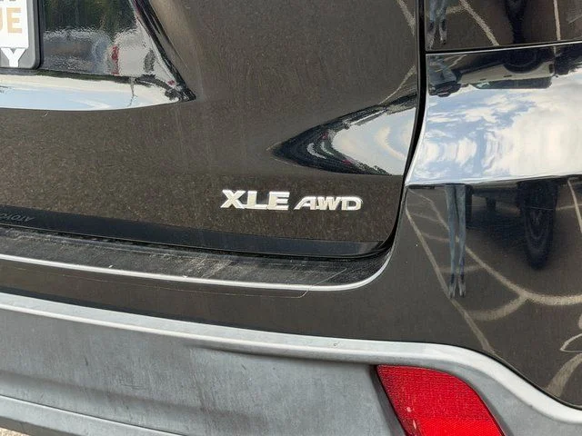 Used 2015 Black Toyota XLE V6 image 28