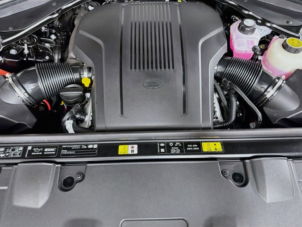 New 2027 Santorini Black Land Rover SE image 33