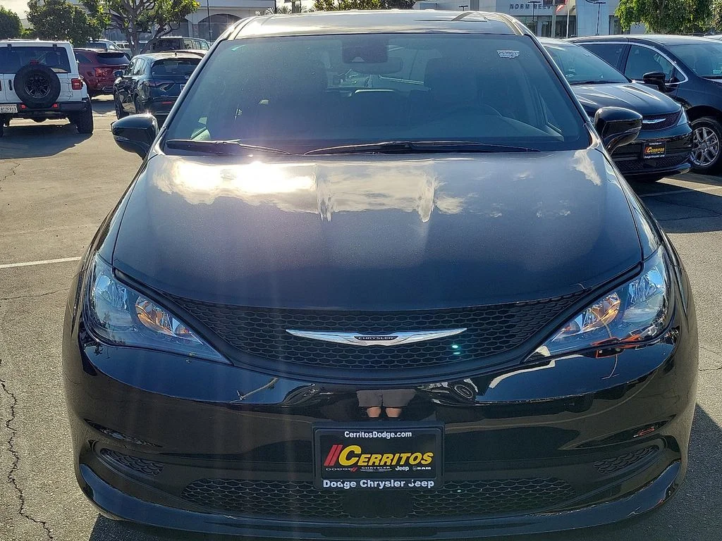 2025 Chrysler Voyager LX - Photo 20