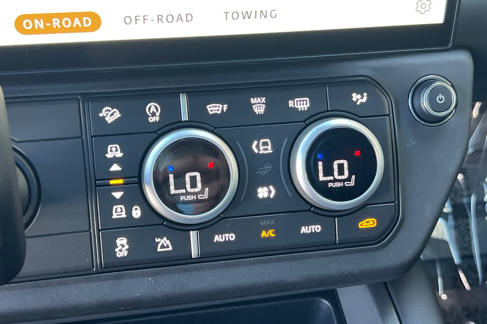 New 2026 Woolstone Green Land Rover X-Dynamic SE image 23