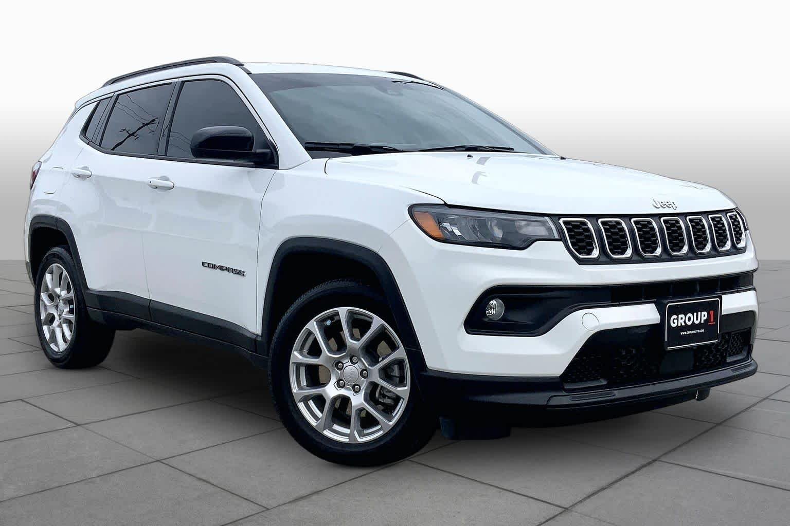 Used 2024 Bright White Clearcoat Jeep Latitude Lux image 3