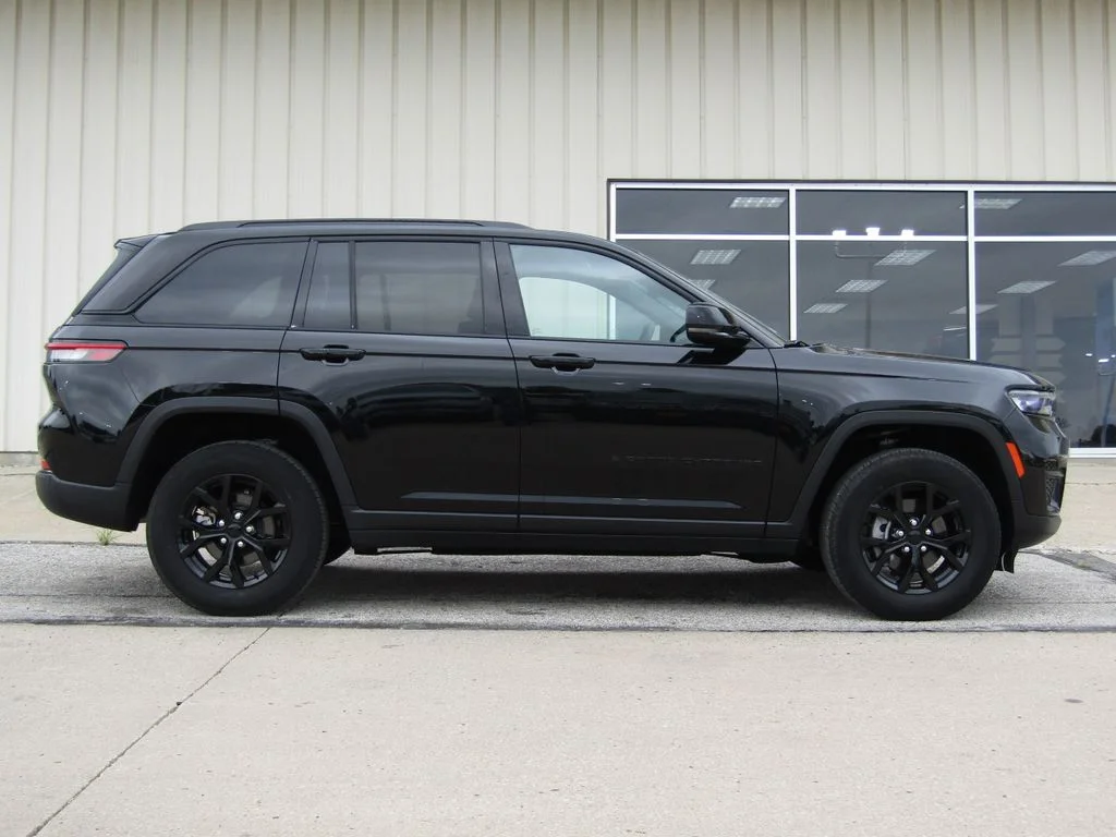 Used 2025 Diamond Black Jeep Altitude image 2