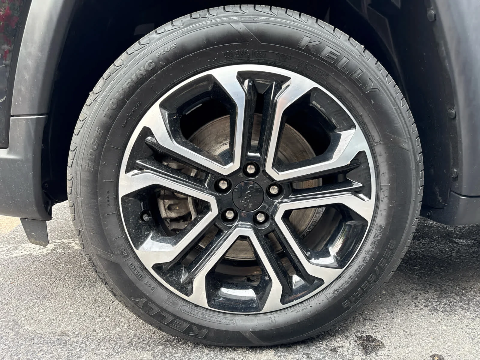 Used 2023 Diamond Black Crystal Pearlcoat Jeep Limited image 9