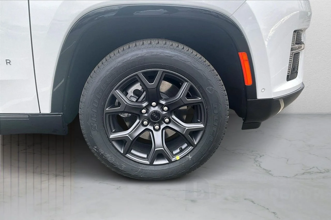 New 2026 Bright White Clear-Coat Exterior Paint Jeep Limited Altitude image 36