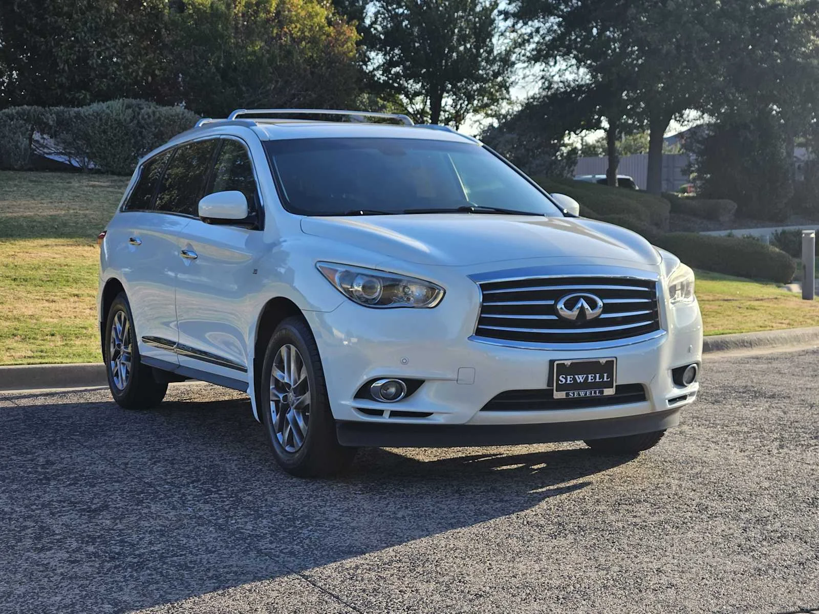 Used 2014 Moonlight White INFINITI  image 2