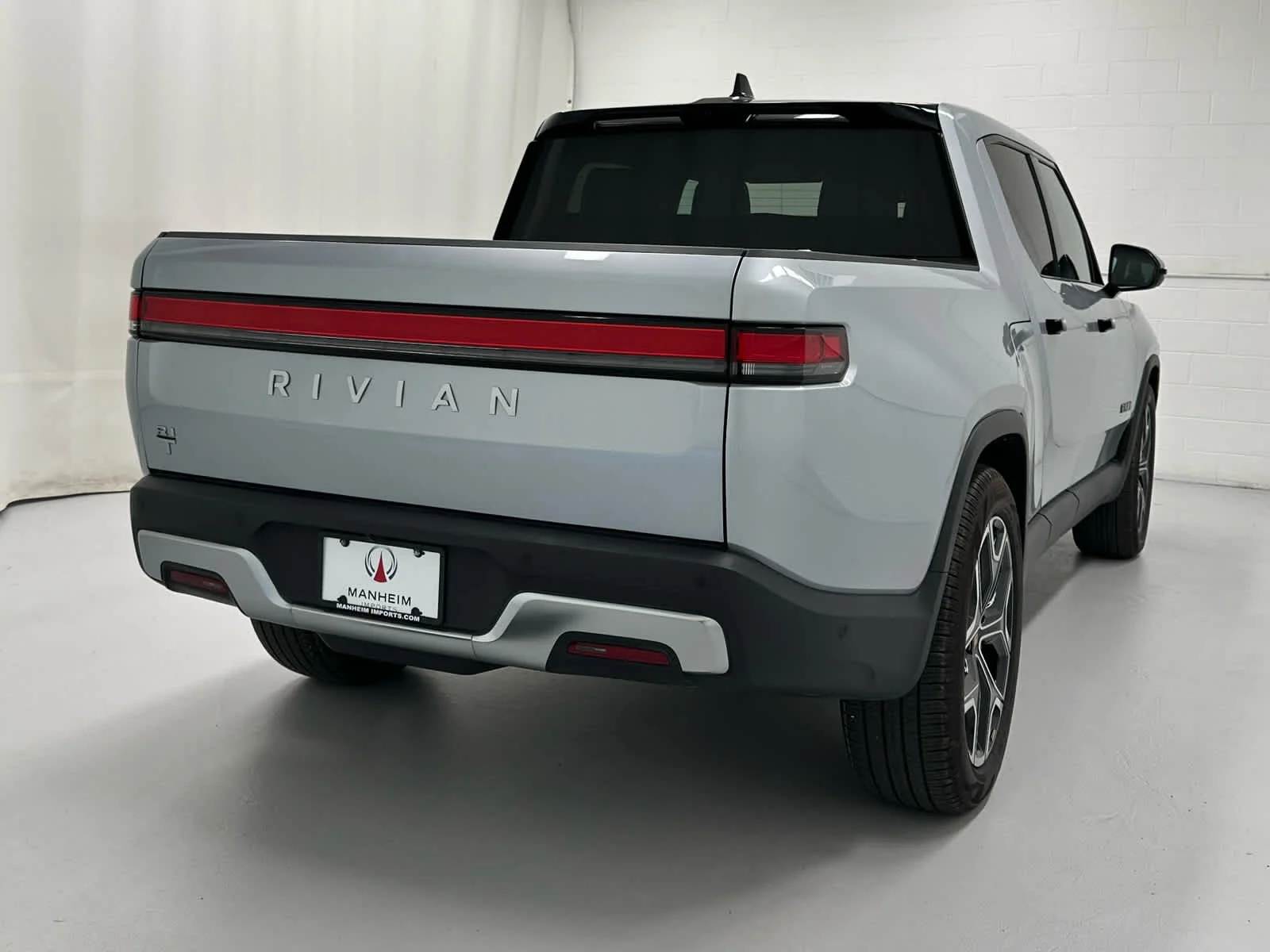 Used 2025 LA Silver Rivian Adventure image 6