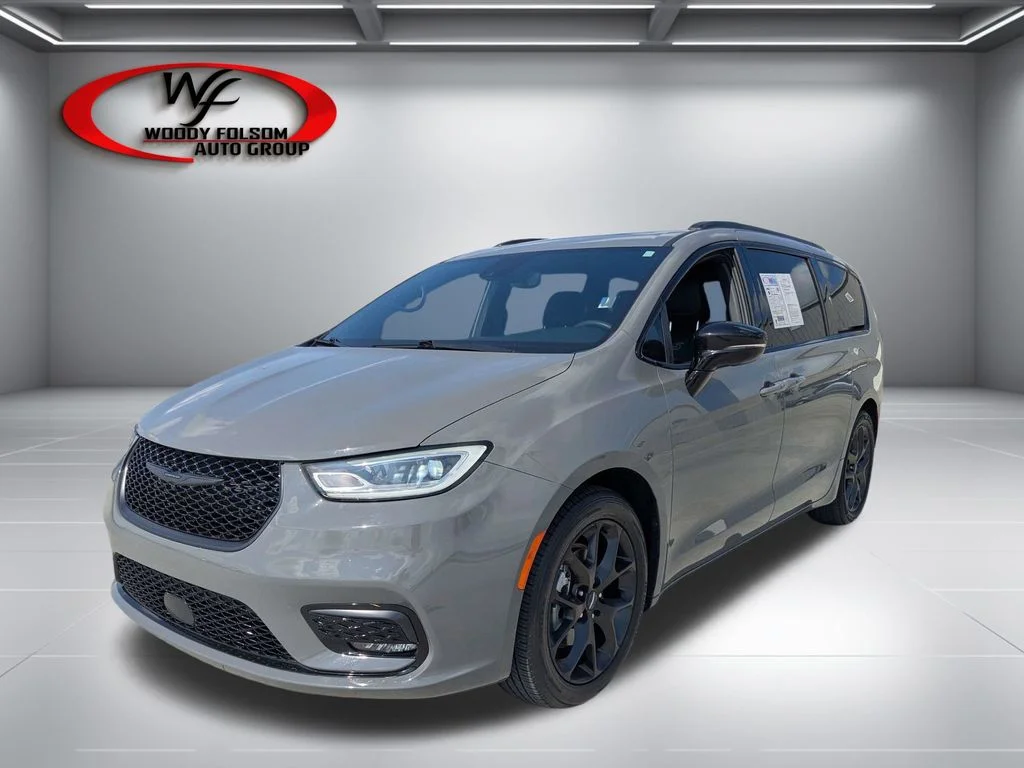 Used 2025 White Chrysler Limited image 9