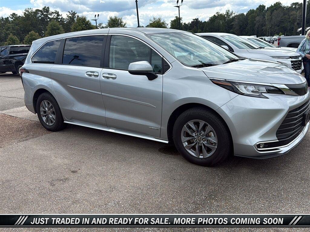 Used 2021  Toyota XLE image 3