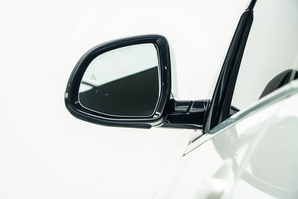 Used 2019 White BMW xDrive40i image 16