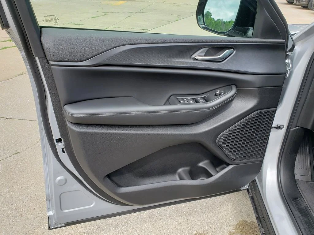 New 2025 Silver Zynith Exterior Paint Jeep  image 13