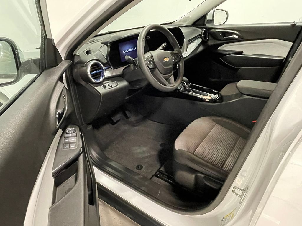 Used 2025 White Chevrolet LT image 18