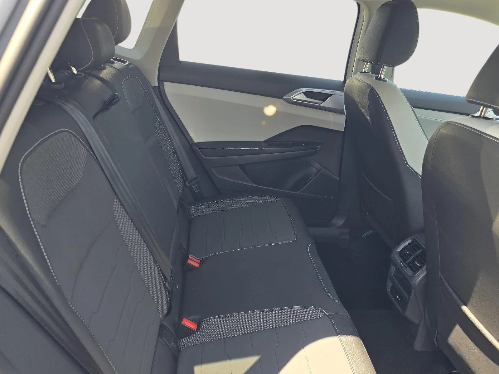Certified Used 2025 WHITE Volkswagen SE image 24