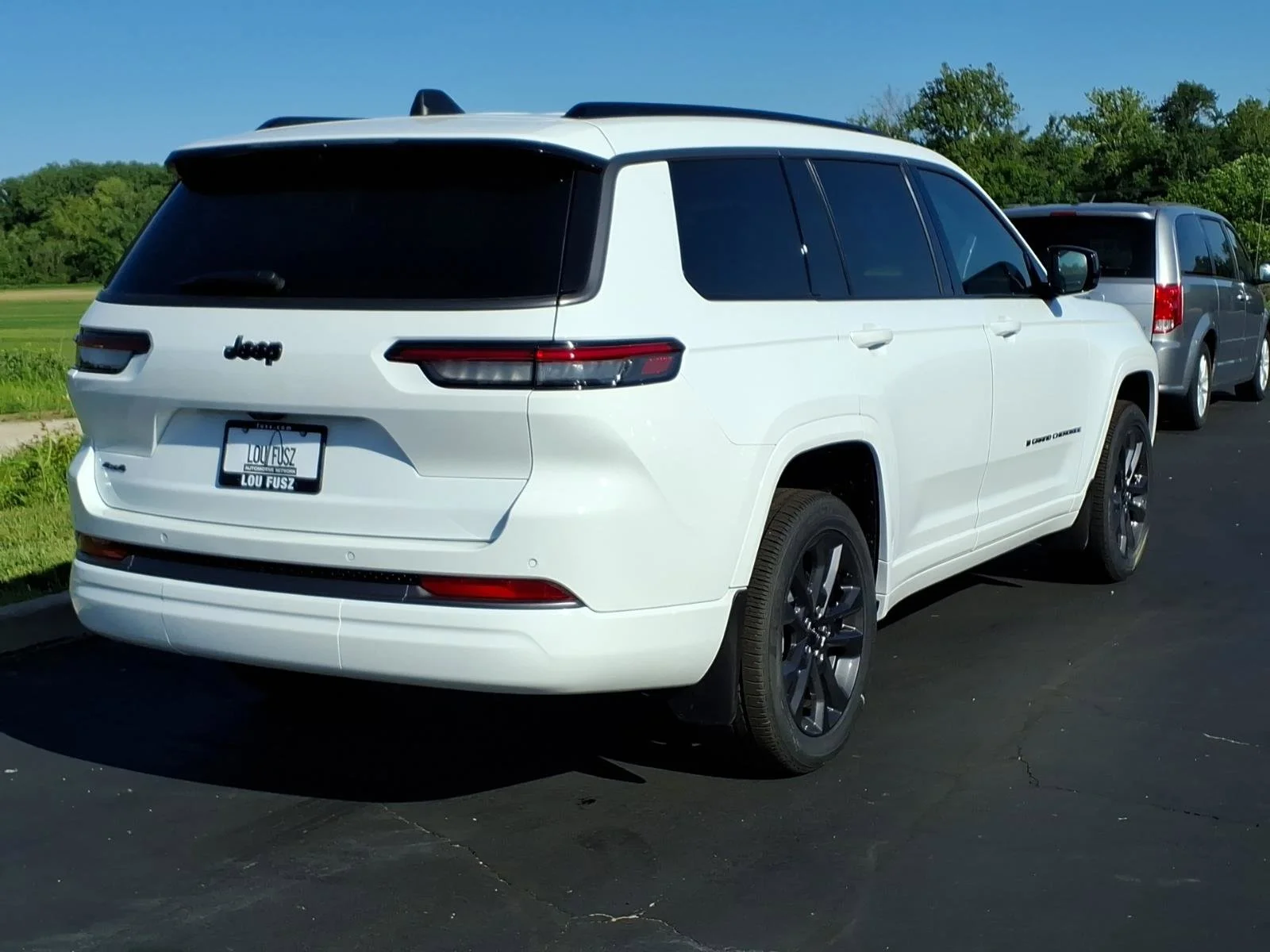 New 2026 Bright White Clear-Coat Exterior Paint Jeep Limited image 16