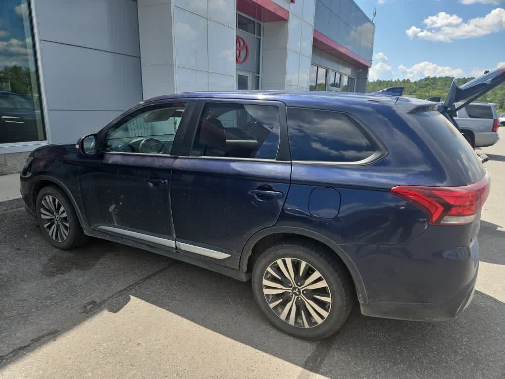 Used 2019 Cosmic Blue Metallic Mitsubishi SE image 4