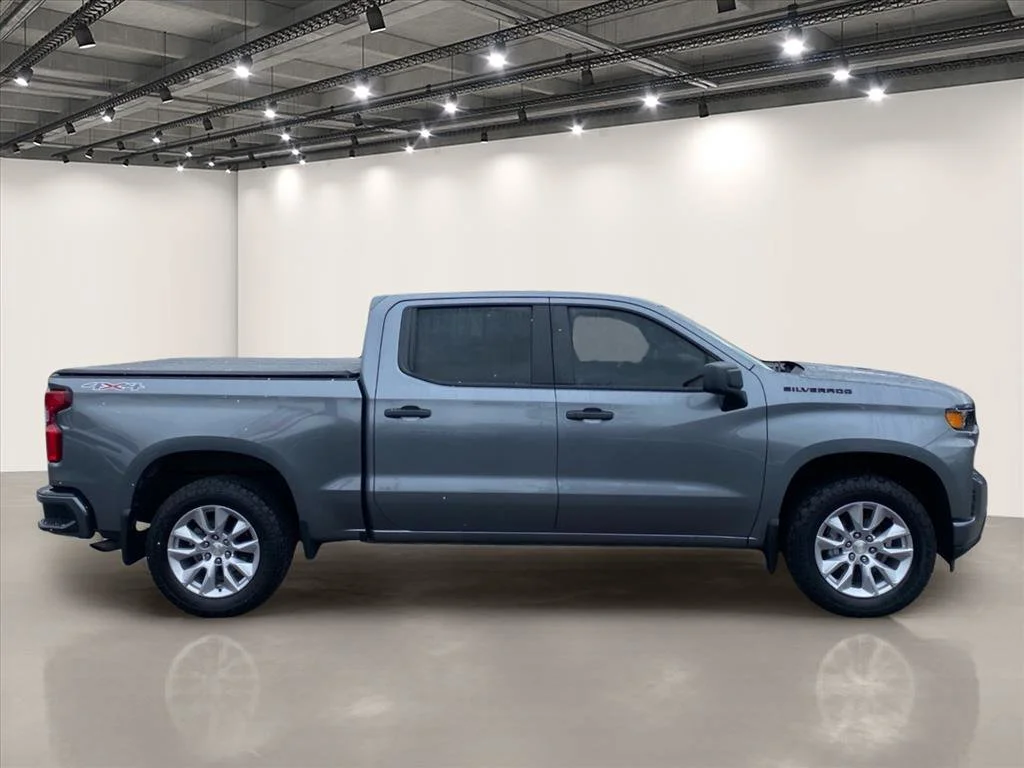 Used 2021 Satin Steel Metallic Chevrolet Custom image 8
