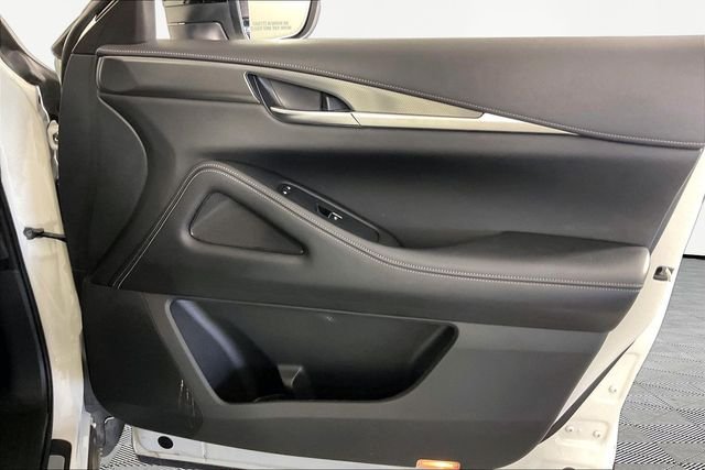 Used 2023 White INFINITI LUXE image 24