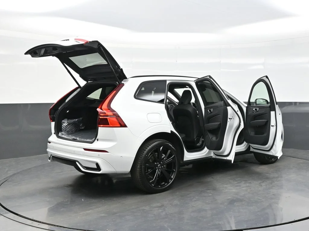 New 2026 Crystal White Volvo T8 Ultra Black Edition image 43