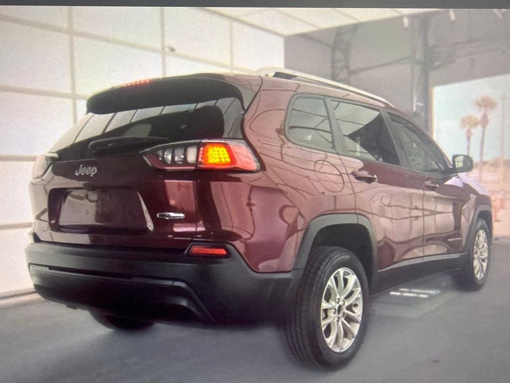 Used 2020 Red Jeep Latitude image 3