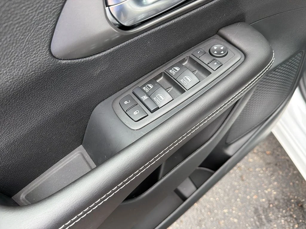 2026 Chrysler Pacifica Select - Photo 11