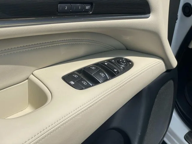 Used 2019 White INFINITI LUXE image 19