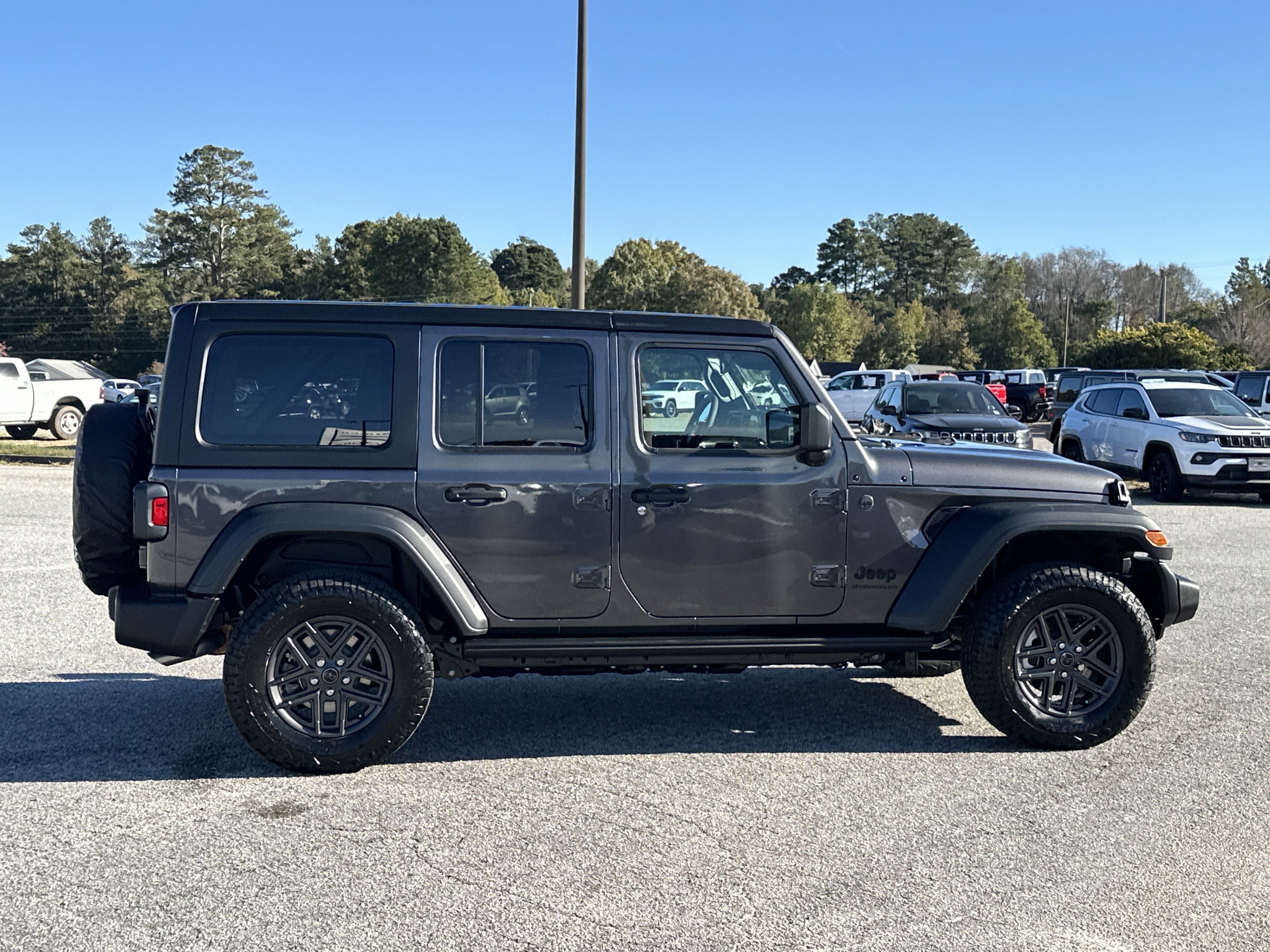 New 2026 Granite Crystal Metallic Clear-Coat Exterior Paint Jeep Sport S image 9