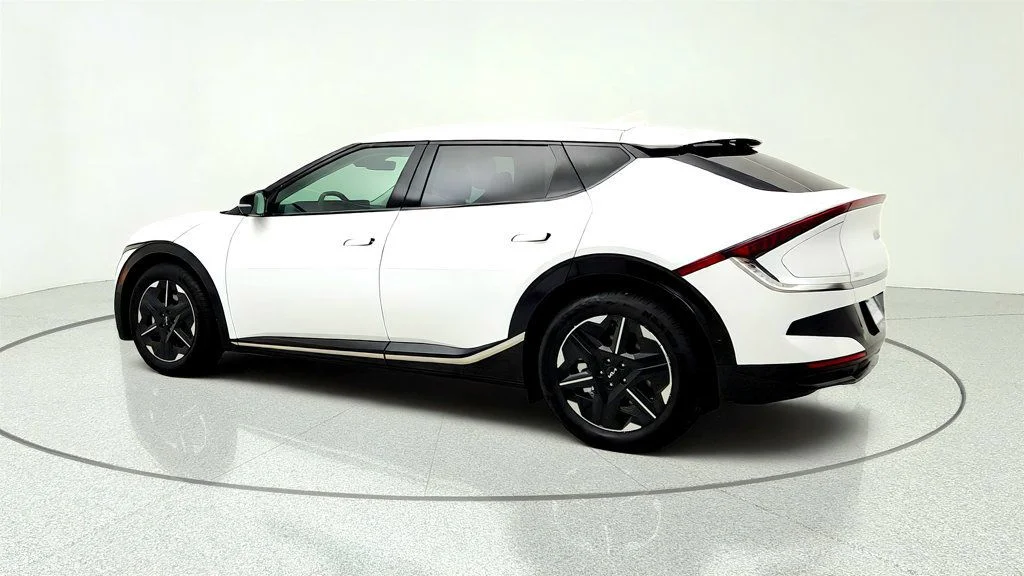 Used 2025 Glacier White Pearl Kia Wind AWD image 7