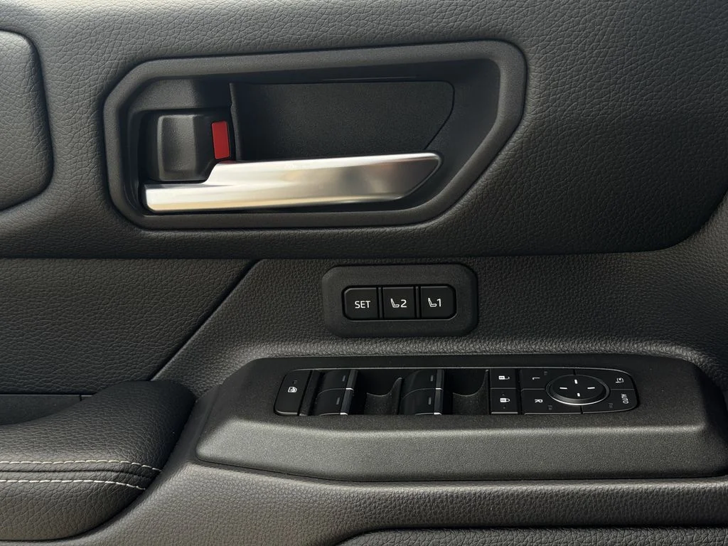 Used 2025  Toyota Base image 23