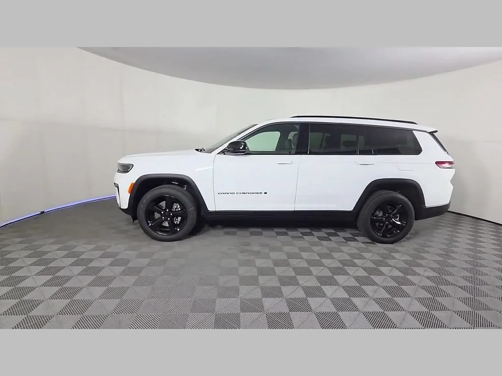 New 2026 Bright White Clear-Coat Exterior Paint Jeep Limited image 33