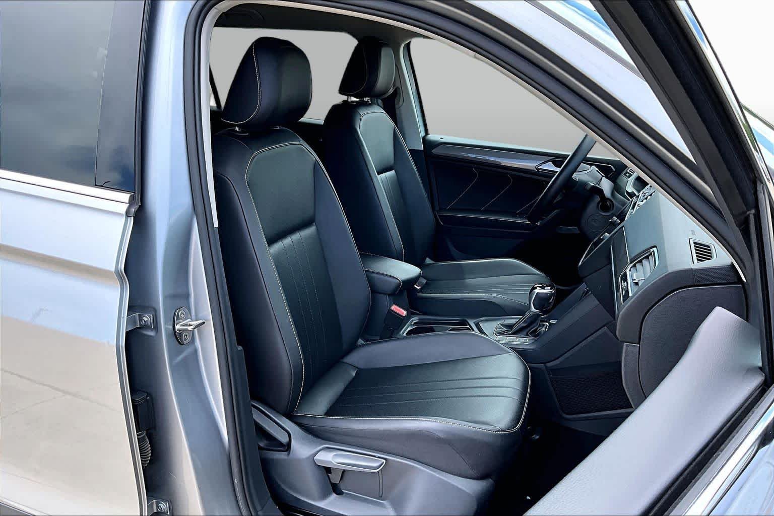 Used 2022 Pyrite Silver Metallic Volkswagen SE image 8