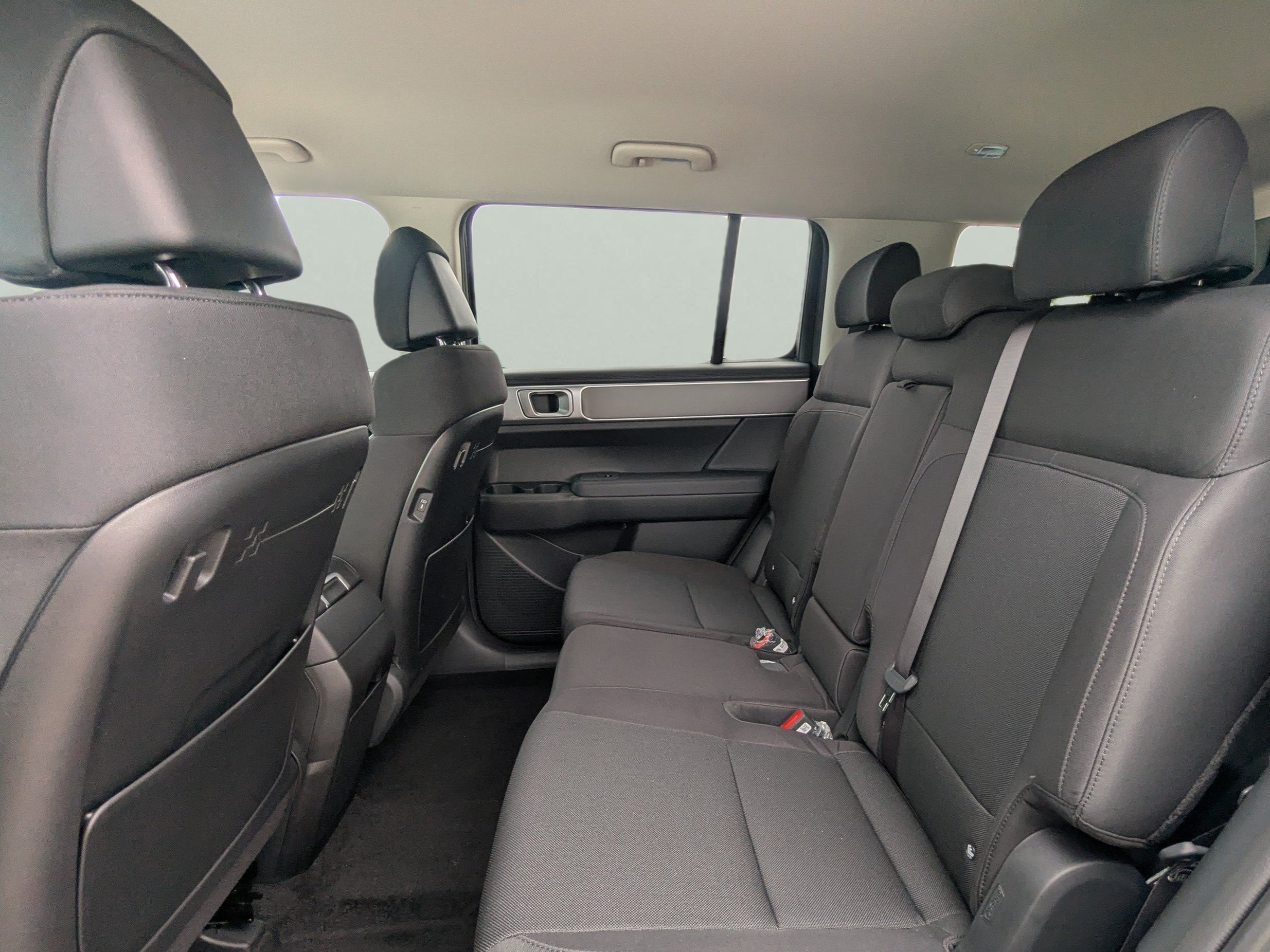 New 2027 Shimmering Silver Hyundai SE FWD image 16