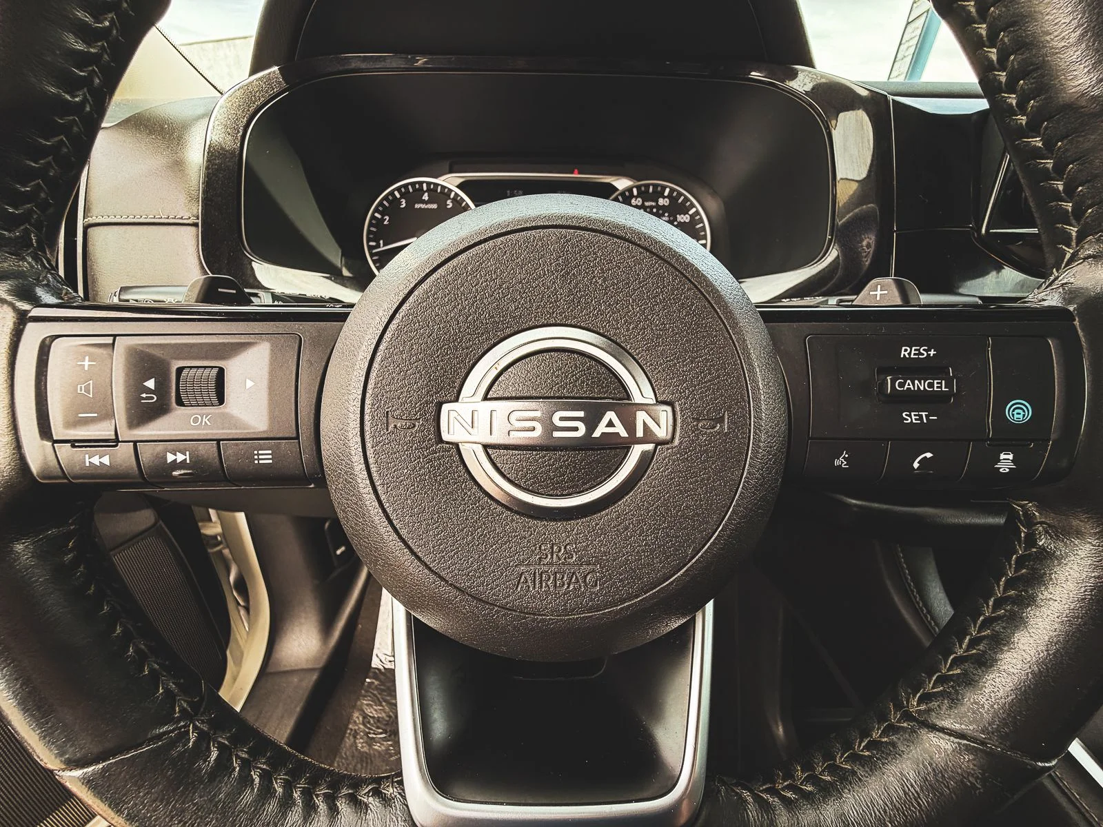 Used 2022 White Nissan SL image 34