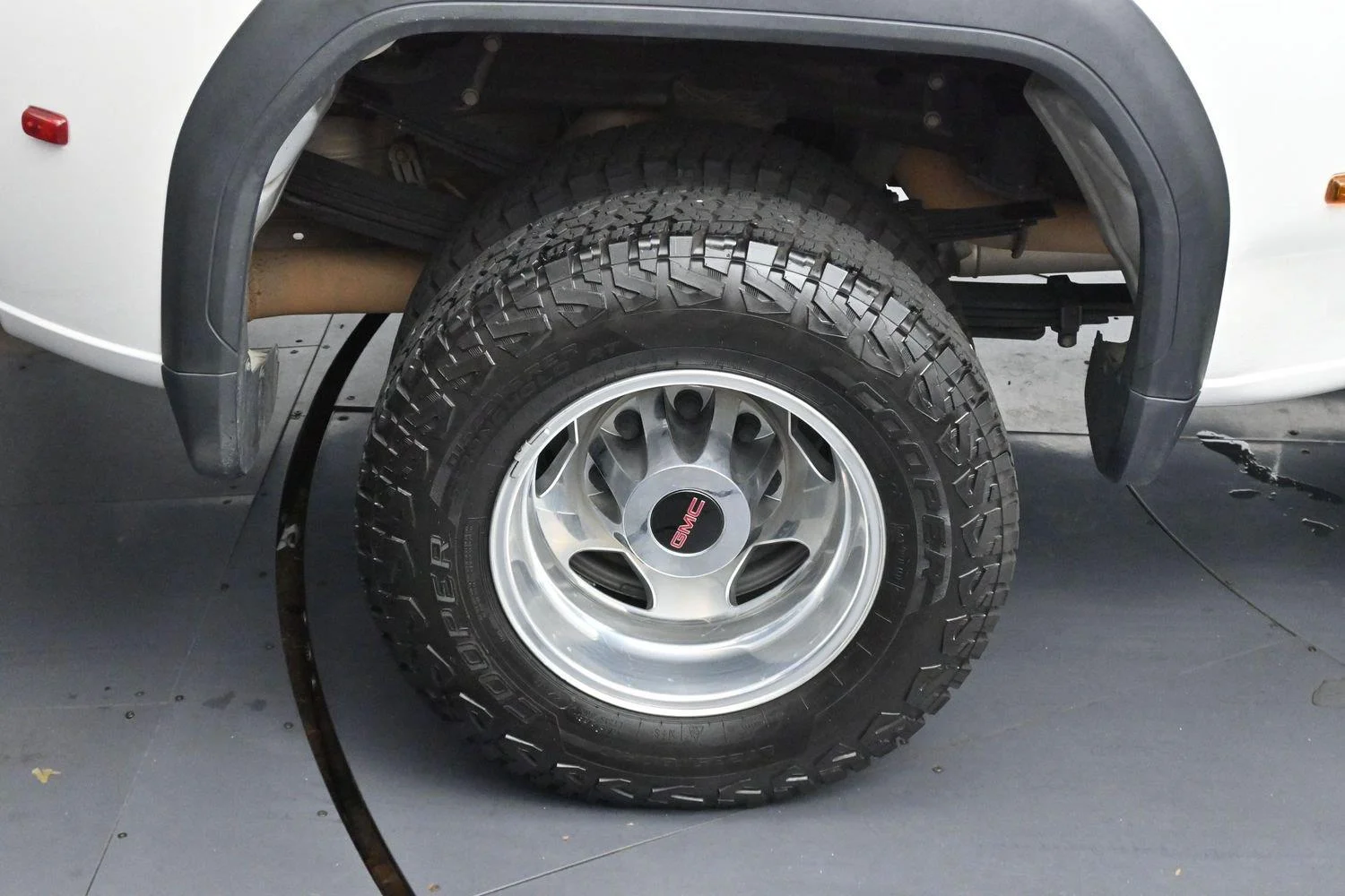 Used 2022 White Frost Tricoat GMC Denali image 38